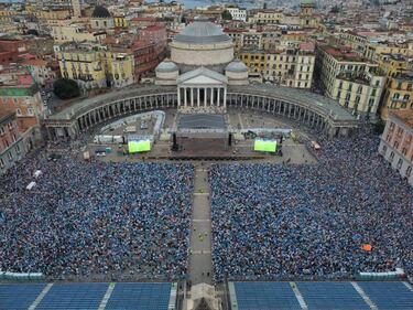 Tripudio azzurro a Napoli: le immagini più belle della festa scudetto 19
