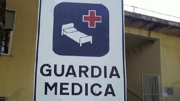 Pensa che la moglie abbia il coronavirus e aggredisce una dottoressa