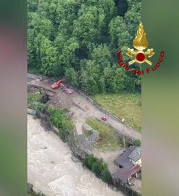 Maltempo in Piemonte, vigili del fuoco al lavoro per evacuare turisti e residenti 9