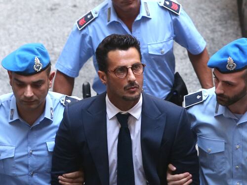 Fabrizio Corona in tribunale fa commuovere la sua fidanzata