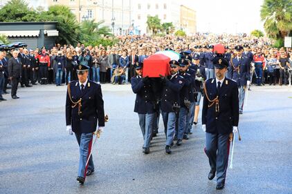 Sparatoria Trieste, in migliaia salutano gli agenti uccisi 3