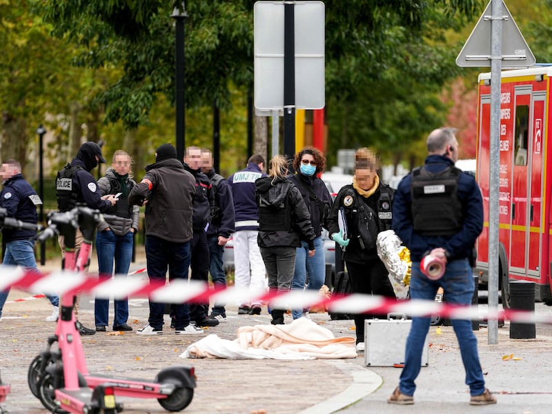 Spara sui passanti da un’auto e uccide una persona. Macron: “Attentato razzista, è la prima volta in Francia”