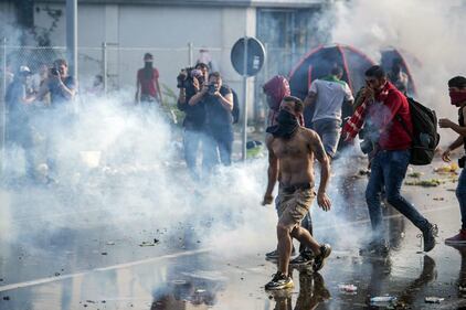 Scontri con i migranti al confine ungherese 7