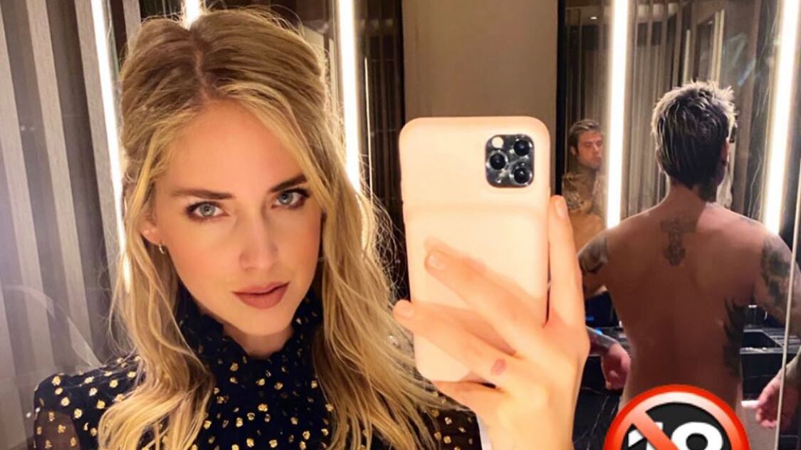 Photobombing di Fedez nudo ma la Ferragni fa una gaffe: "Vietato ai minori di 18 in che senso?"