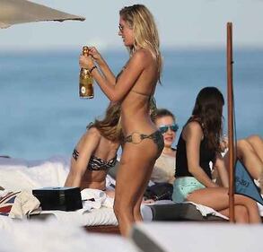 Il bikini hot di Laura Stoner in spiaggia 4