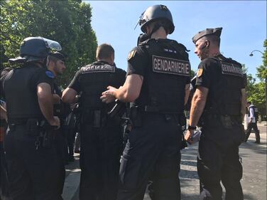 Parigi, auto esplode contro furgone della gendarmerie sugli Champs Elysées 4