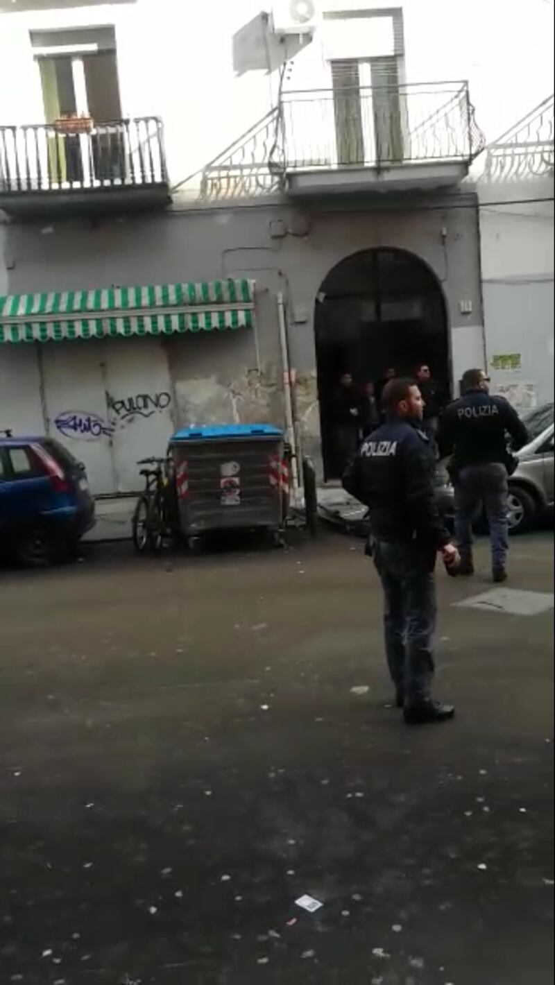 Napoli, le fiamme e le esplosioni in un palazzo al Vasto 2