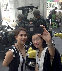 Thailandia, selfie con l'esercito 1