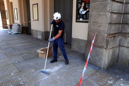 Crolla pezzo d'intonaco alla Scala di Milano 3