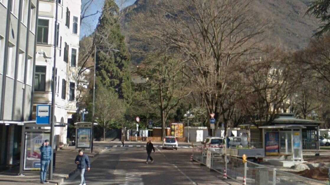 Bolzano, stranieri ballano in strada e prendono a testate un autista