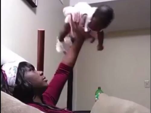 Fumo in faccia alla figlia appena nata: mamma arrestata per abusi