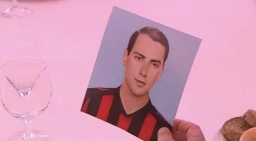 Silvio Berlusconi durante un provino con il Milan, sostenuto quando aveva 16 anni. L'ex premier ha regalato la foto agli sponsor dei rossoneri durante un incontro a Milanello