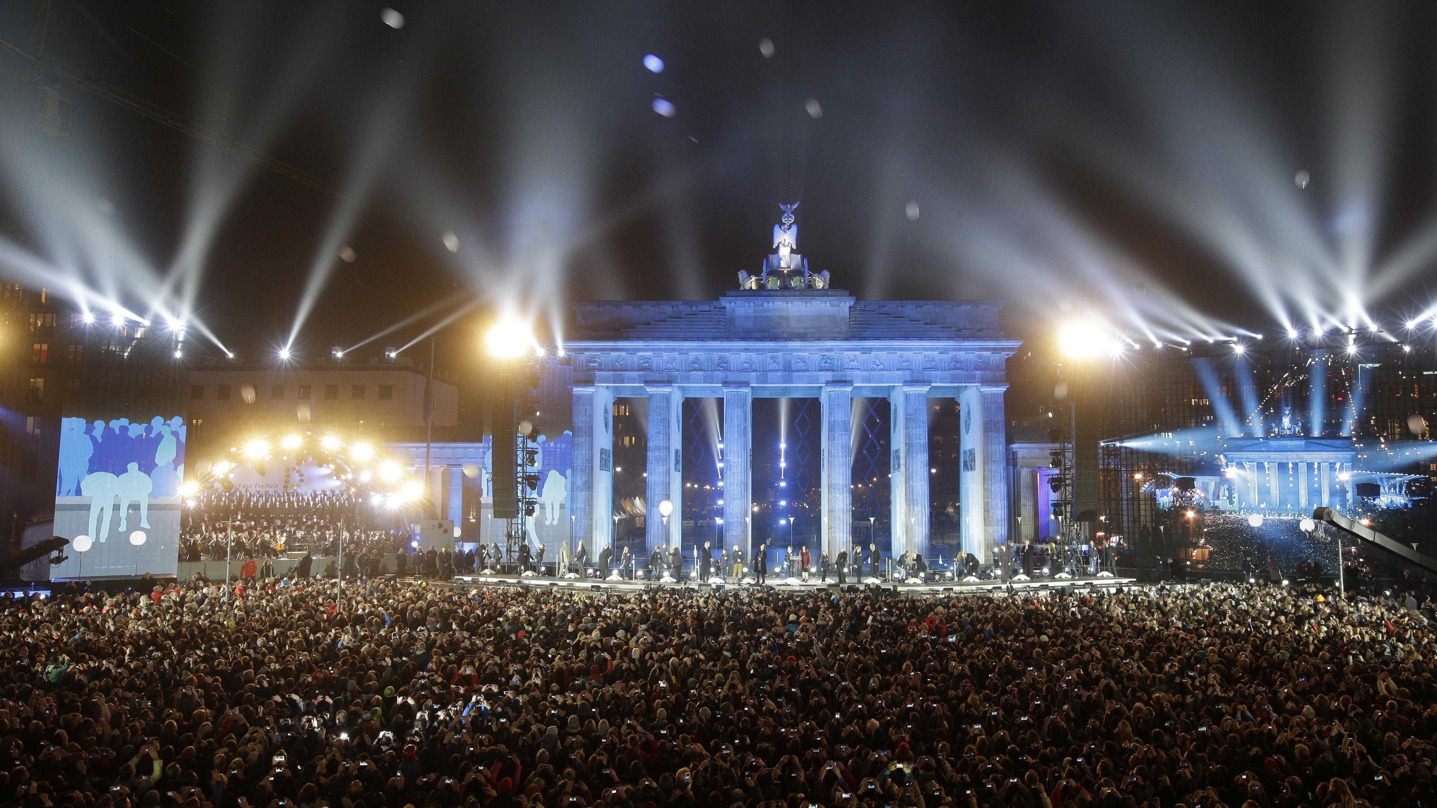 Berlino festeggia la fine di un incubo ma i muri restano