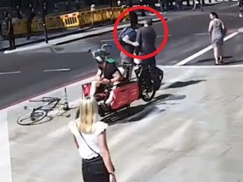 Il pedone riprende il ciclista che passa col rosso: lui reagisce così