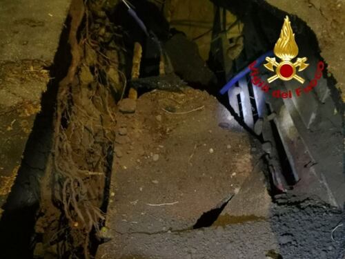 Un'auto finisce in una voragine