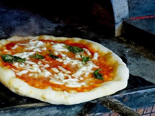 Pollo, yogurt, ananas: ecco le "pizze degli orrori" esposte a Napoli