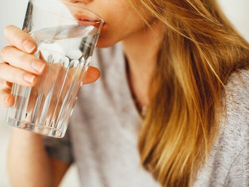 Estate, parlano gli esperti: almeno 8 bicchieri d'acqua al giorno