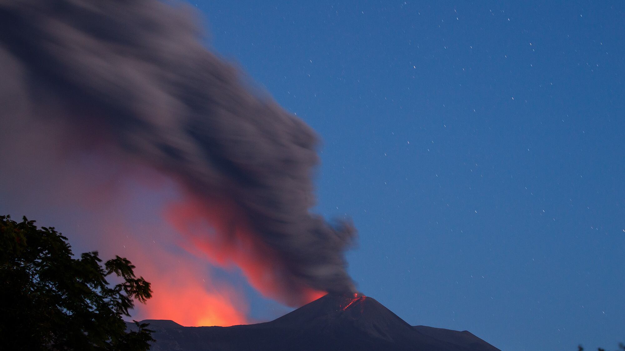 L'Etna si sveglia. Aeroporto chiuso e stop ai ciclomotori