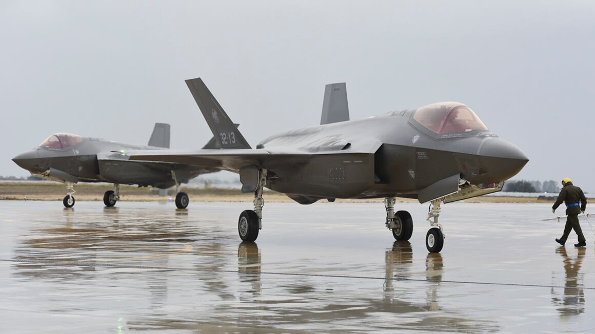 L'Italia riceve i primi due F-35 nel silenzio del governo