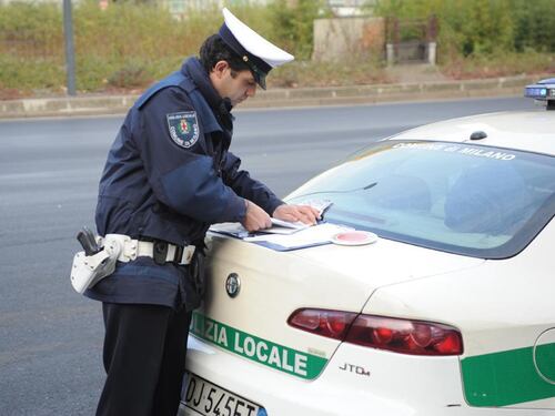 Multe record alle auto (e monopattini impuniti)