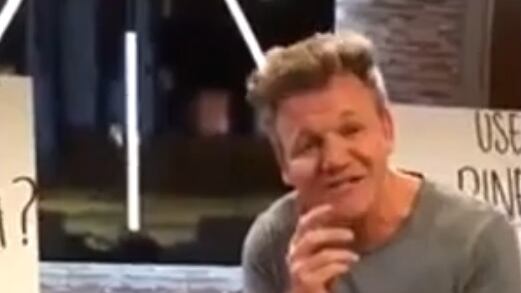 Gordon Ramsay dà un morso alla pizza all'ananas: "Che tragedia!"