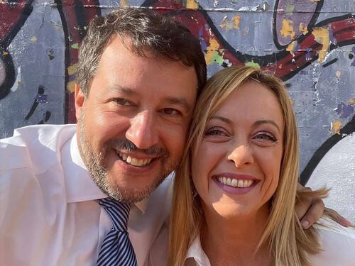 L'abbraccio Salvini-Meloni: "Vinciamo e cambiamo l'Italia"