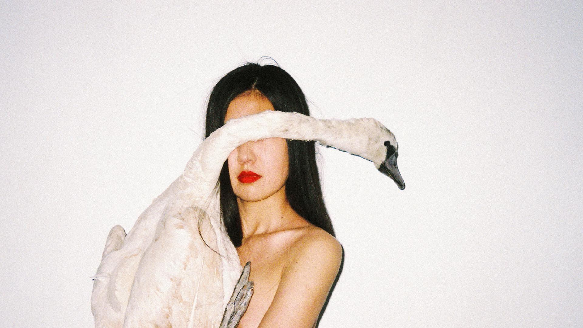 I nudi (eleganti) con cui Ren Hang ha combattuto la censura cinese