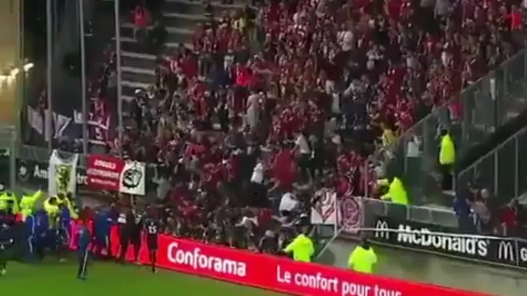 Amiens, crolla la balaustra allo stadio: paura e feriti durante la partita