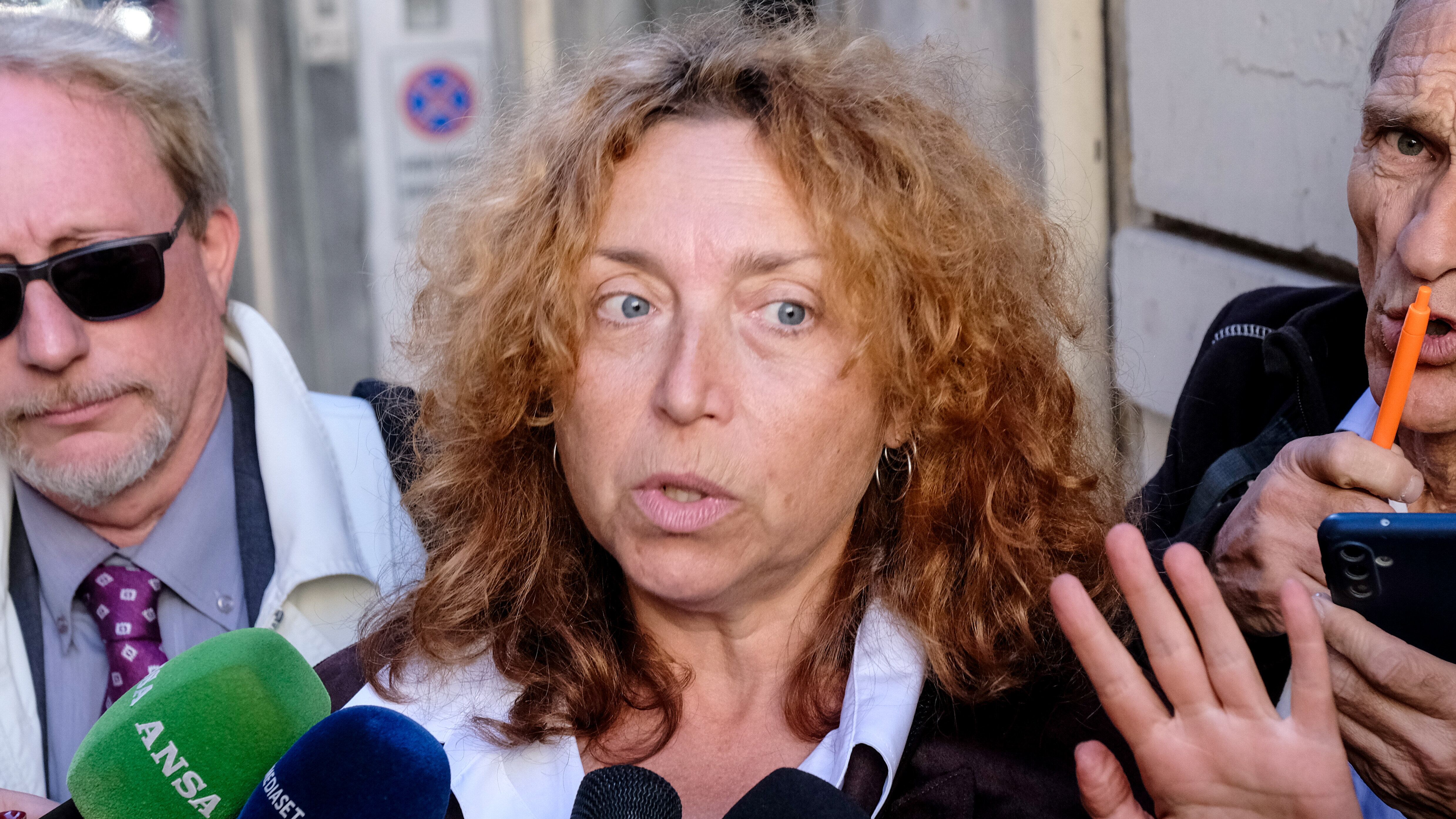 Altro che "restiamo umani", la portavoce della spedizione gioiva alla morte di Berlusconi