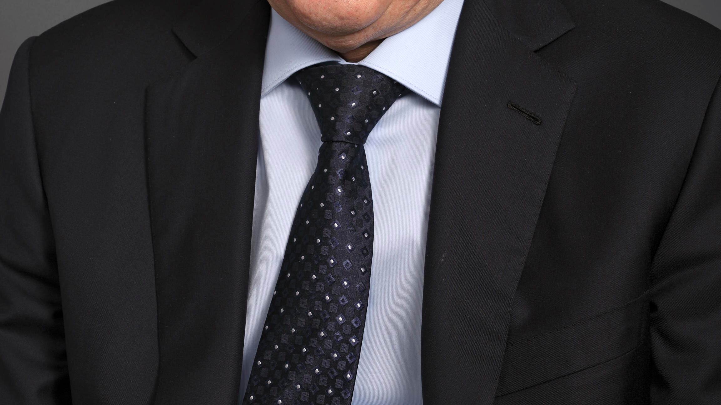 La morte dal sesto piano del super manager Lukoil che osò criticare la guerra