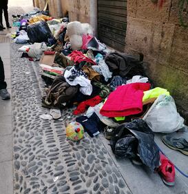 Sassari, liberano casa e lasciano i rifiuti per strada 2