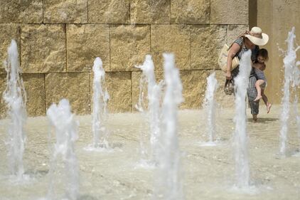 Fontana dell'Ara Pacis presa d'assalto contro il caldo, le immagini 3