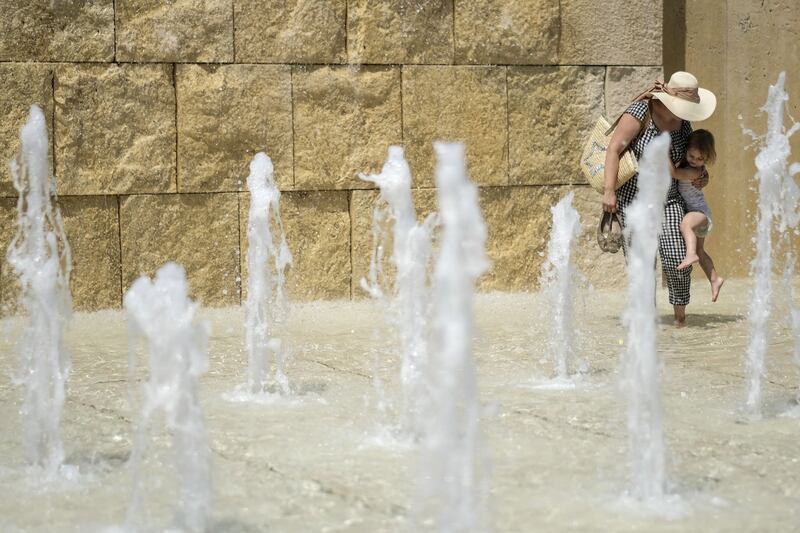 Fontana dell'Ara Pacis presa d'assalto contro il caldo, le immagini 3