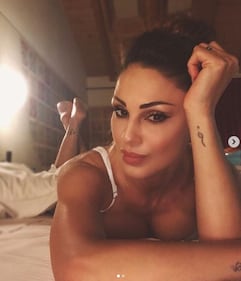 Anna Tatangelo sexy a letto 2