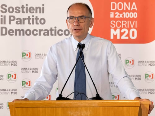 L'appoggio di Fi e Pd. E Letta terrorizza gli eletti grillini aggrappati al seggio