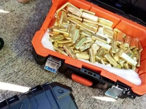 Finti lingotti d'oro, sacchi coi soldi, armi: il giallo del jet arrivato dal Cairo
