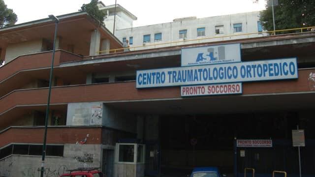 Napoli, terrore al Cto: dottoressa aggredita da figlio di un paziente deceduto