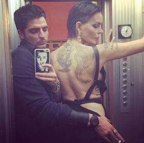 Nina Moric e la schiena nuda in ascensore 1