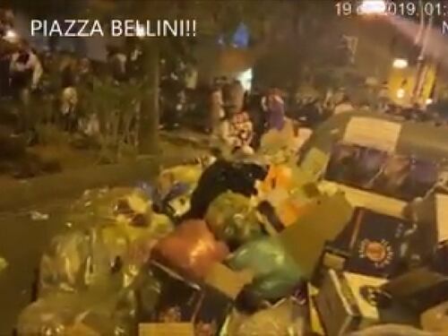 Napoli, in piazza Bellini la movida tra i cumuli di spazzatura