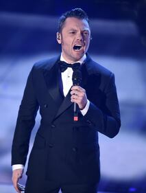 Tiziano Ferro si inchina al palco di Sanremo  4
