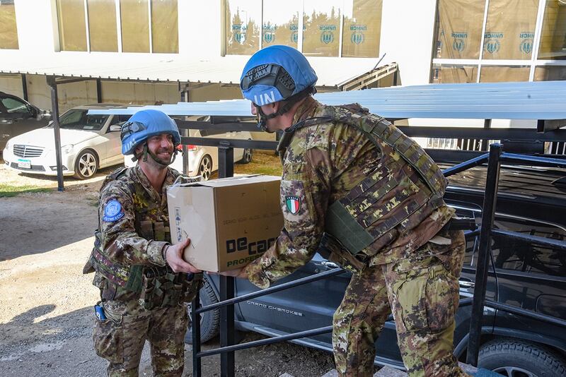 I  “caschi blu” italiani consegnano aiuti umanitari in Libano 2
