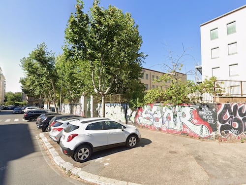 Lo spray urticante in classe, poi le coltellate alla prof in diretta social. L’aggressione choc del 13enne a Roma