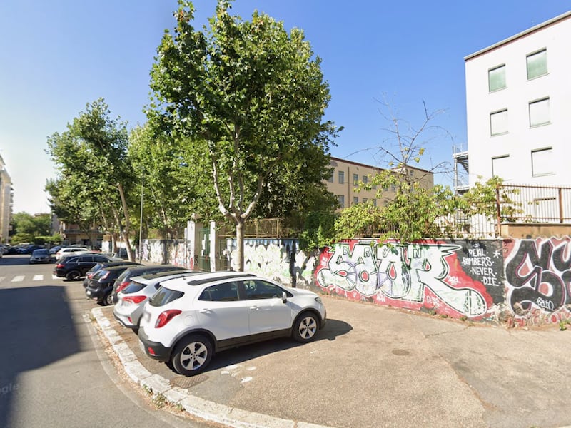 Lo spray urticante, poi le coltellate alla prof in classe. L’aggressione choc del 13enne a Roma