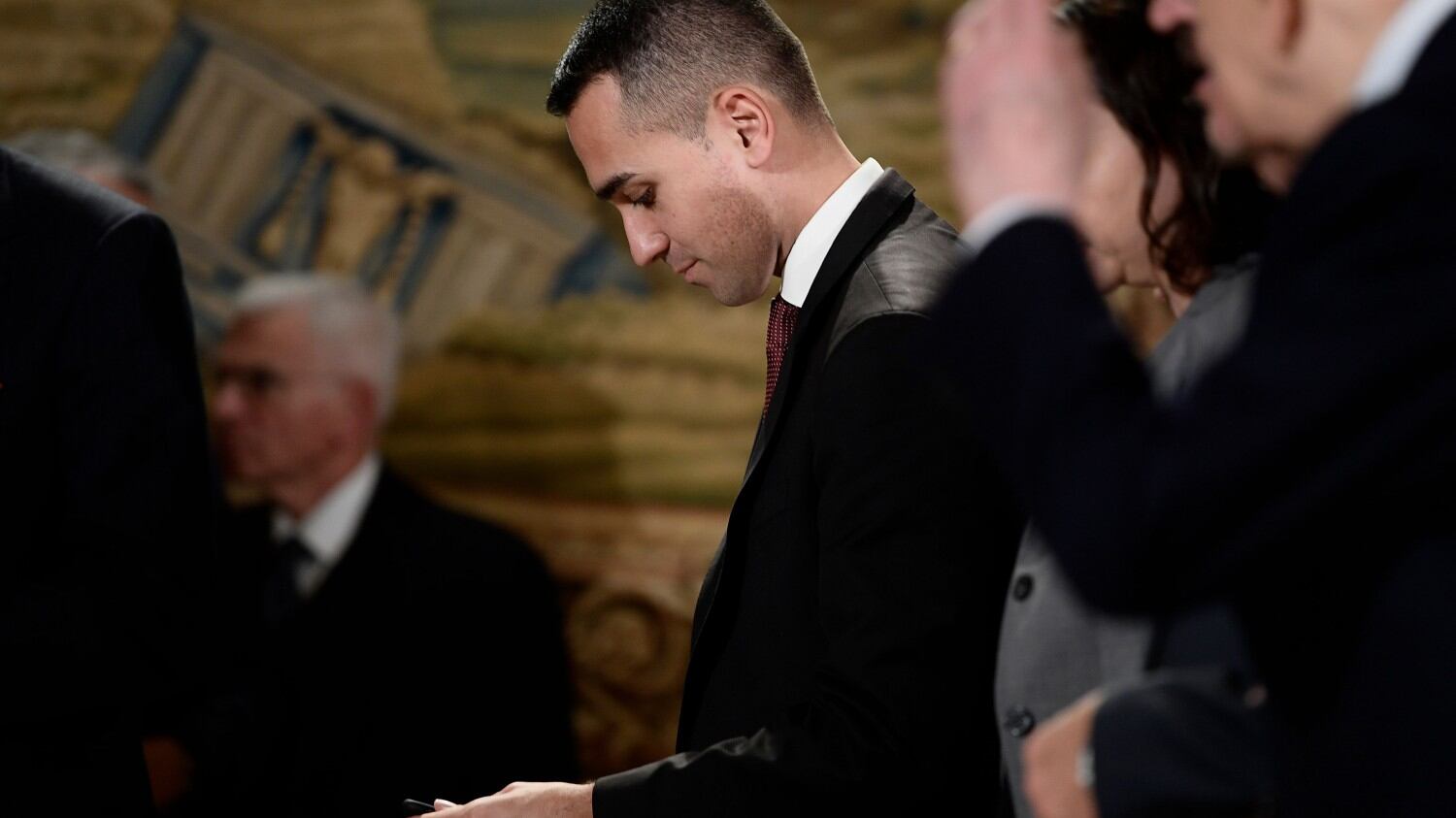 Il dl dà il reddito agli stranieri, ma Di Maio insiste: "Solo a italiani"