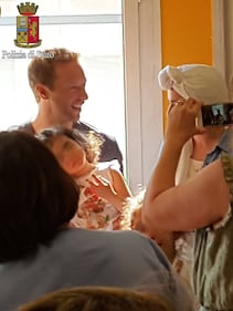 Chris Martin suona per i bambini della clinica De Marchi 1