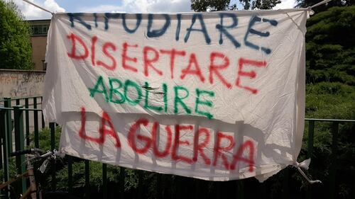 Milano, la piazza contesta il Pd  2