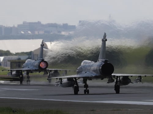 "In azione jet in modalità da combattimento": è alta tensione nello Stretto di Taiwan