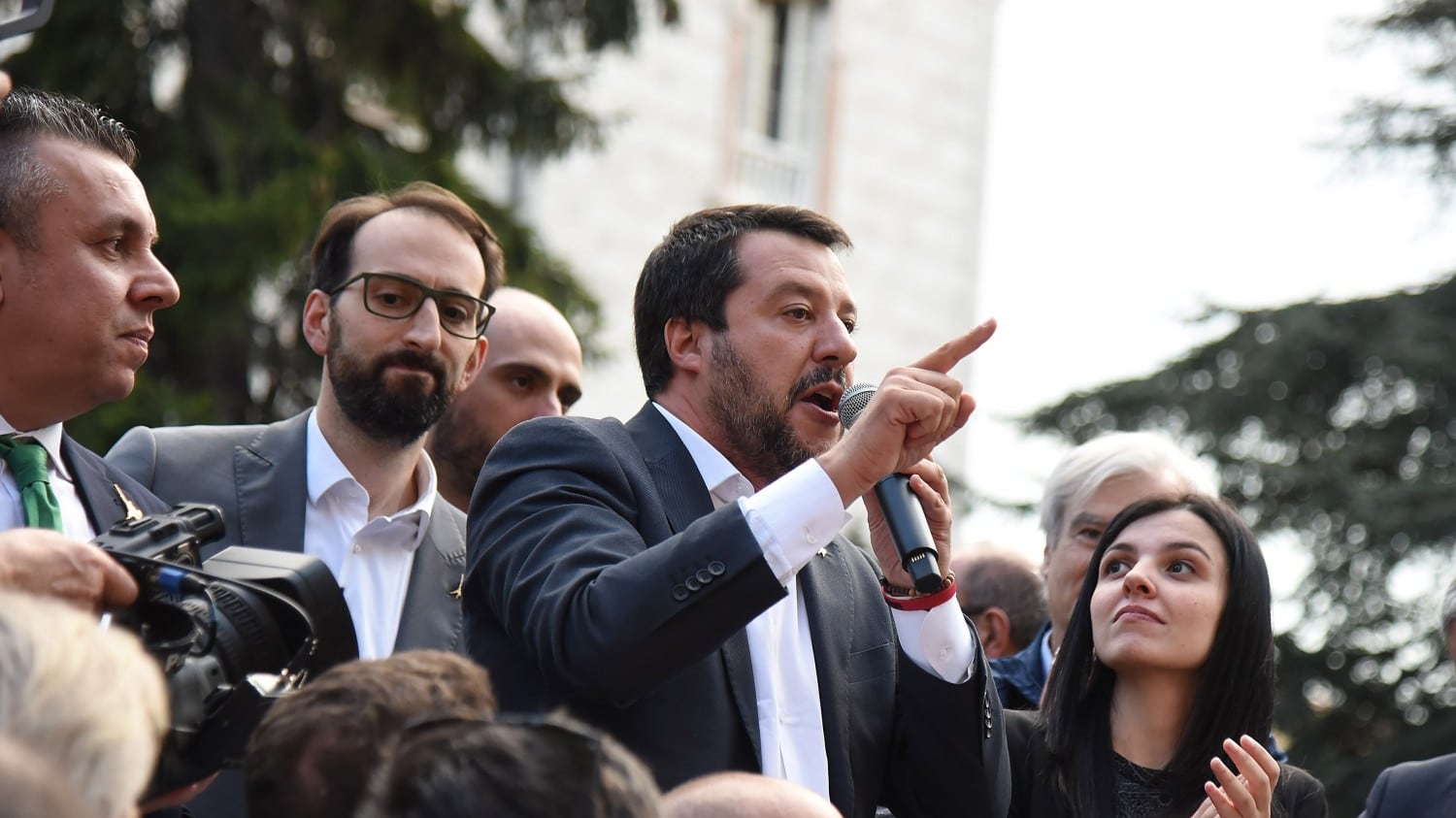 Salvini sfida la Raggi: "Dico no al Salva Roma"."Dico no al Salva Roma" Il Cdm slitta (senza Di Maio)