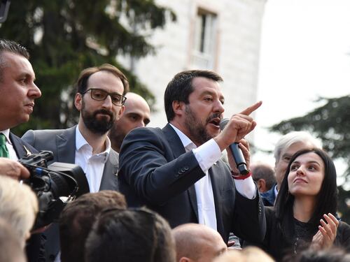 Salvini ora avverte i vescovi: "Porti? Non c'è spazio per tutti"