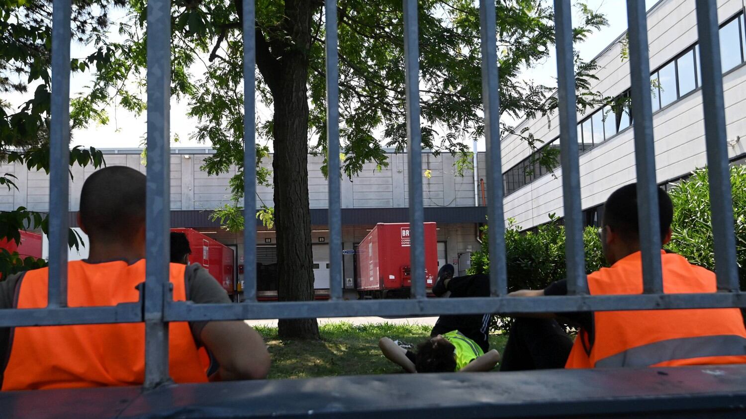 Bologna, il focolaio arriva fino al centro per i migranti. E trema Fiumicino: già chiusi 2 locali